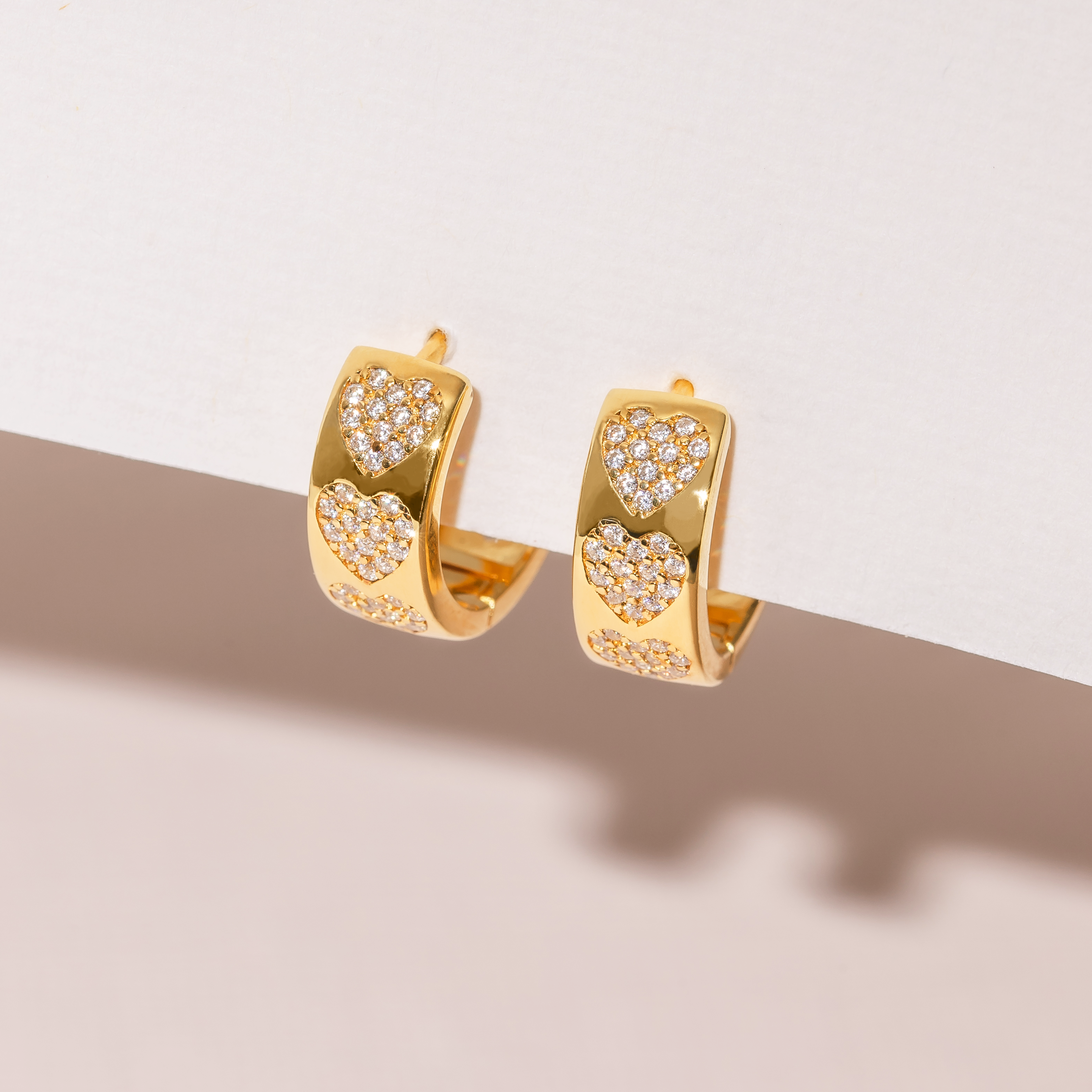 Pendientes de aro con forma de corazón de Chrissy